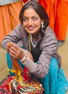 Maha kumbh Monalisa 2025. A girl went viral overnight in the ongoing Maha Kumbh in Prayagraj and then there was a crowd of people to interview her. Frustrated, she had to leave her job of selling garlands and return to her home