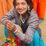 Maha kumbh Monalisa 2025. A girl went viral overnight in the ongoing Maha Kumbh in Prayagraj and then there was a crowd of people to interview her. Frustrated, she had to leave her job of selling garlands and return to her home